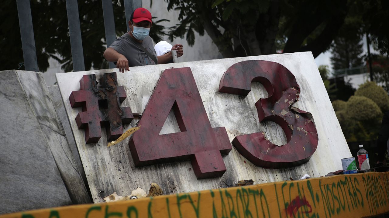 Queman el Antimonumento a los 43 normalistas en Chilpancingo, Guerrero