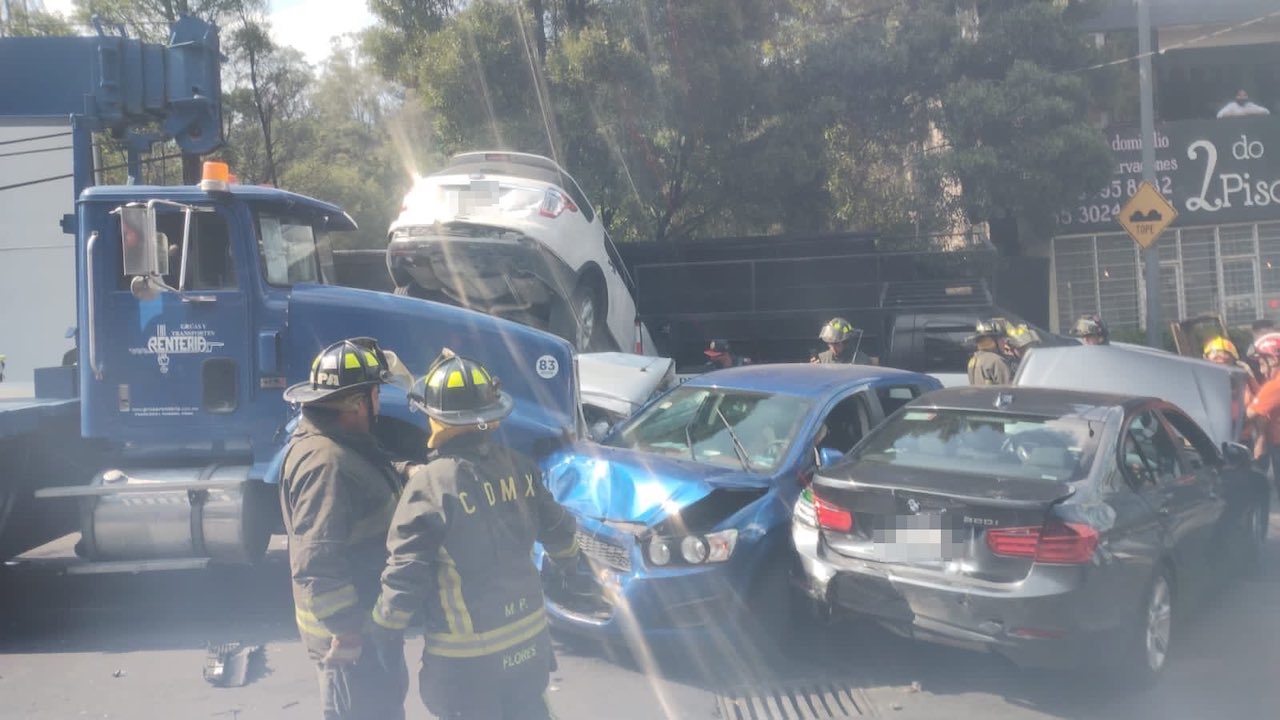 Tráiler pierde el control y arrolla a seis vehículos en Patio Santa Fe