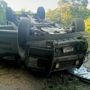 Camión de la Semar que escoltaba a gobernadora de Colima vuelca en Manzanillo
