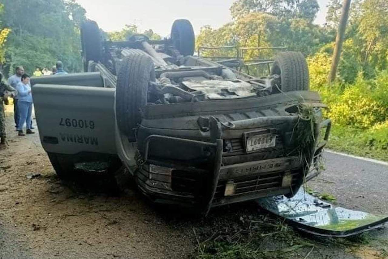 Camión de la Semar que escoltaba a gobernadora de Colima vuelca en Manzanillo