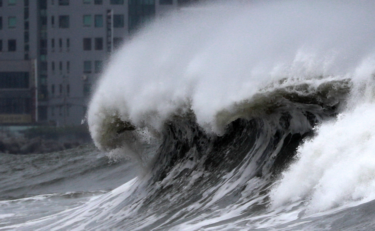 El tifón ‘Hinnamor’ avanza hacia la península coreana