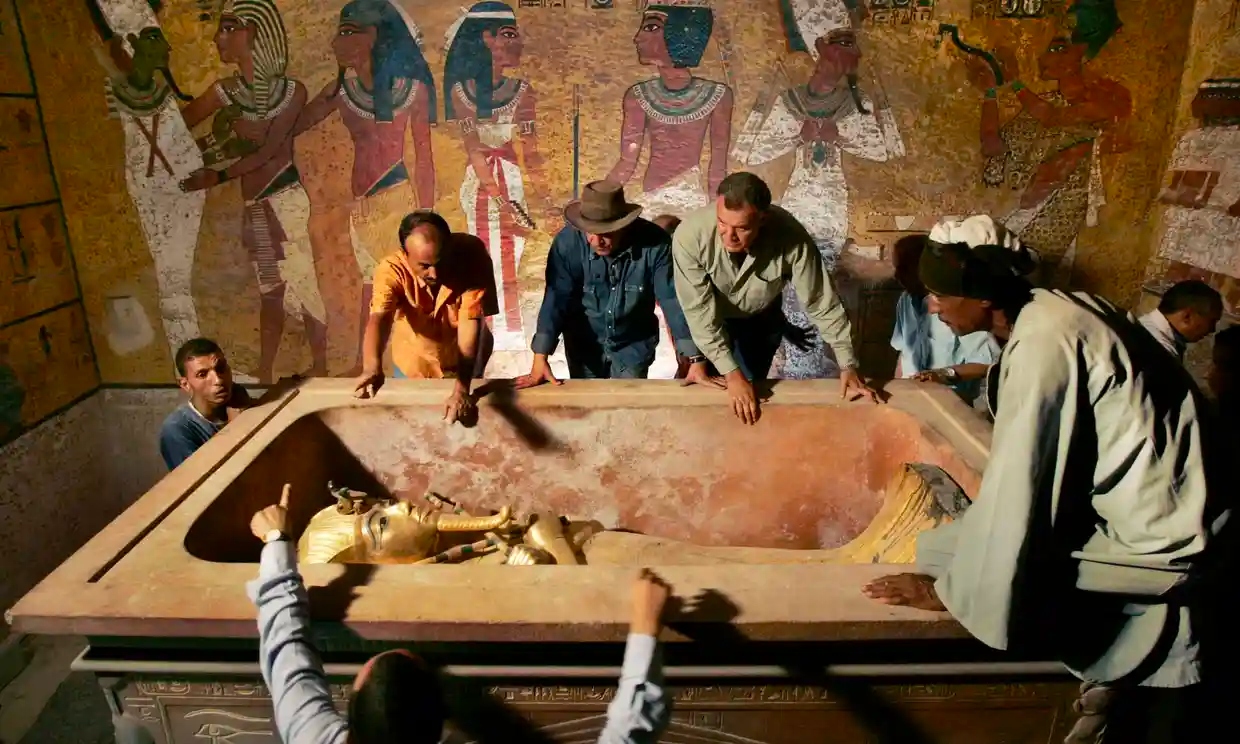 La cámara funeraria de Tutankamón puede contener la puerta a la tumba de Nefertiti