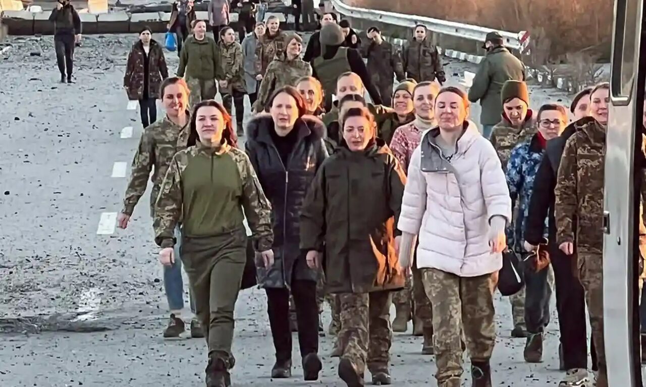 El intercambio de prisioneros con Rusia permite la liberación de 108 mujeres ucranianas