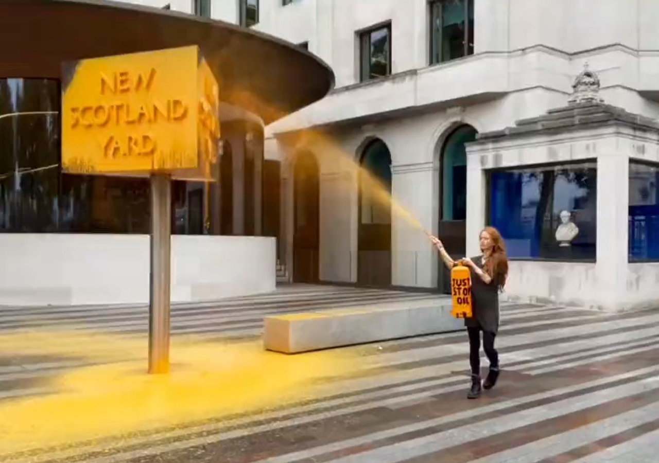 Activista pro ambientalista arroja pintura a sede de Scotland Yard