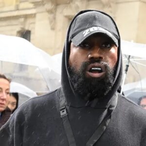 Kanye West desata polémica por usar playera de ‘White Lives Matter’