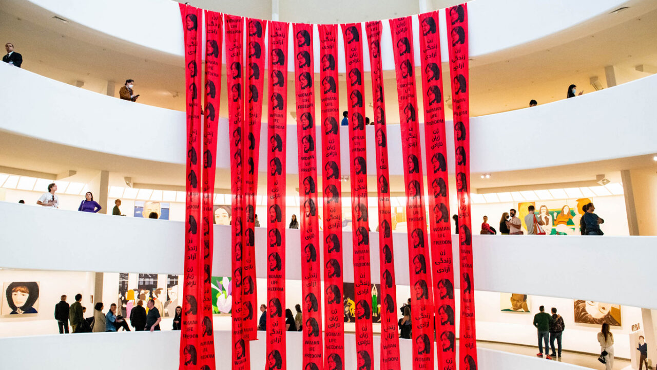 Protestan en el Guggenheim de NY por muerte de Mahsa Amini