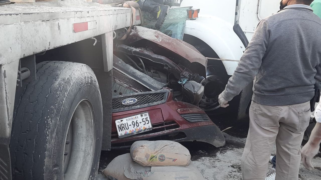 Tráiler choca dos vehículos en la México-Querétaro, en La Quebrada; hay un herido