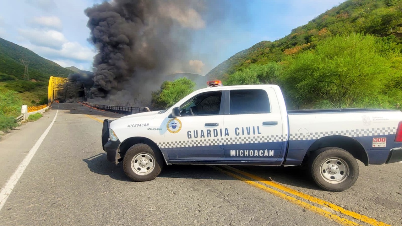 Pipa con combustible choca y se incendia en la autopista Siglo XXI, Michoacán