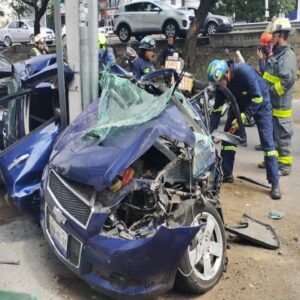Camión impacta contra auto particular y provoca accidente en Bernardo Quintana, Querétaro