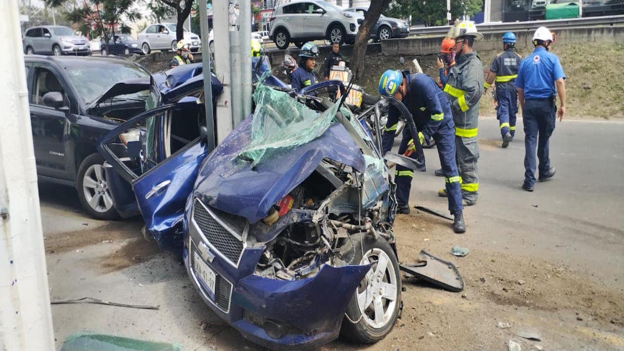 Camión impacta autos y vuelca en el Bernardo Quintana, Querétaro