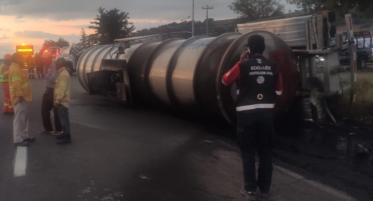 Accidente en la México-Querétaro: pipa se incendia en Aculco, Edomex