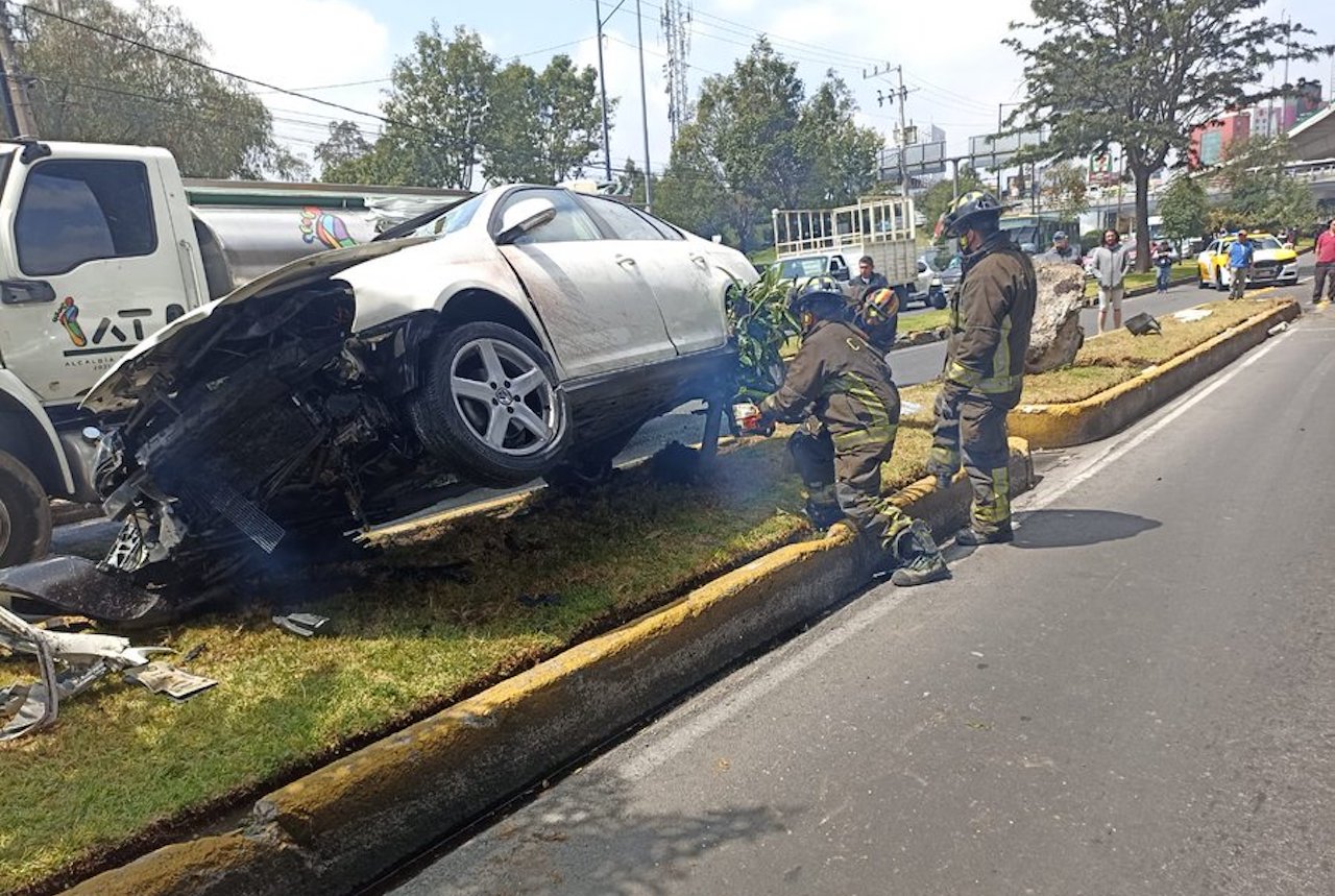 Accidente en Periférico Sur: Auto vuelca en circuito Aztecas, Tlalpan