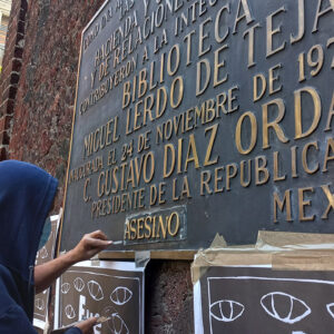 El Comité 68 agrega la palabra ‘asesino’ en placa de Díaz Ordaz