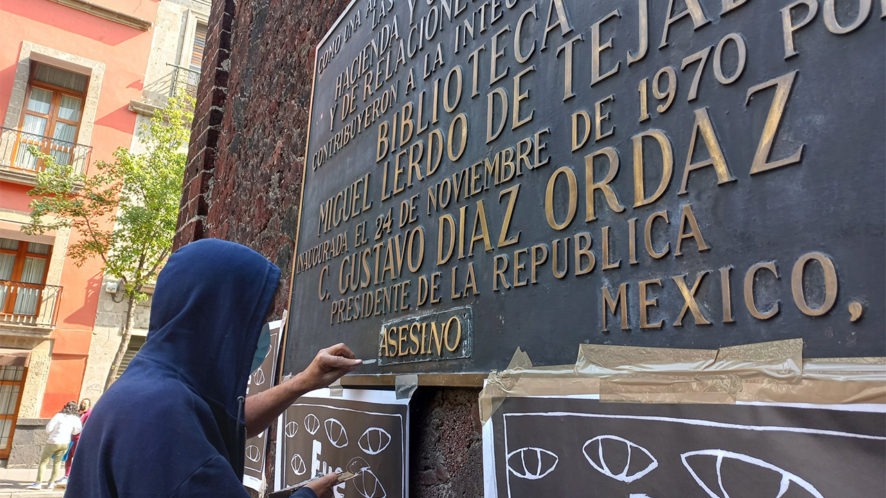 El Comité 68 agrega la palabra ‘asesino’ en placa de Díaz Ordaz