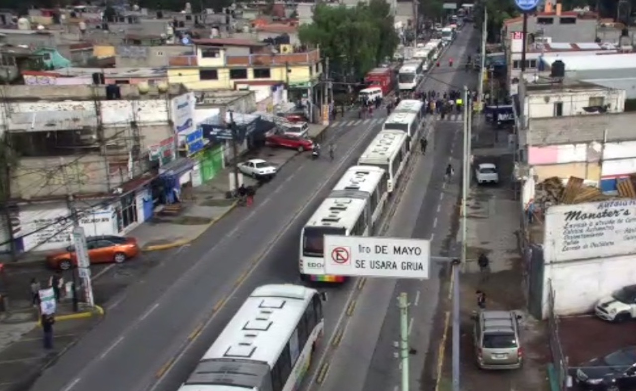 Vecinos de Ecatepec protestan por falta de agua con cierre en la Primero de Mayo