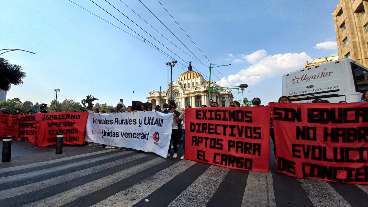 Normalistas exigen justicia por alumna fallecida y bloquean el Eje Central, en CDMX