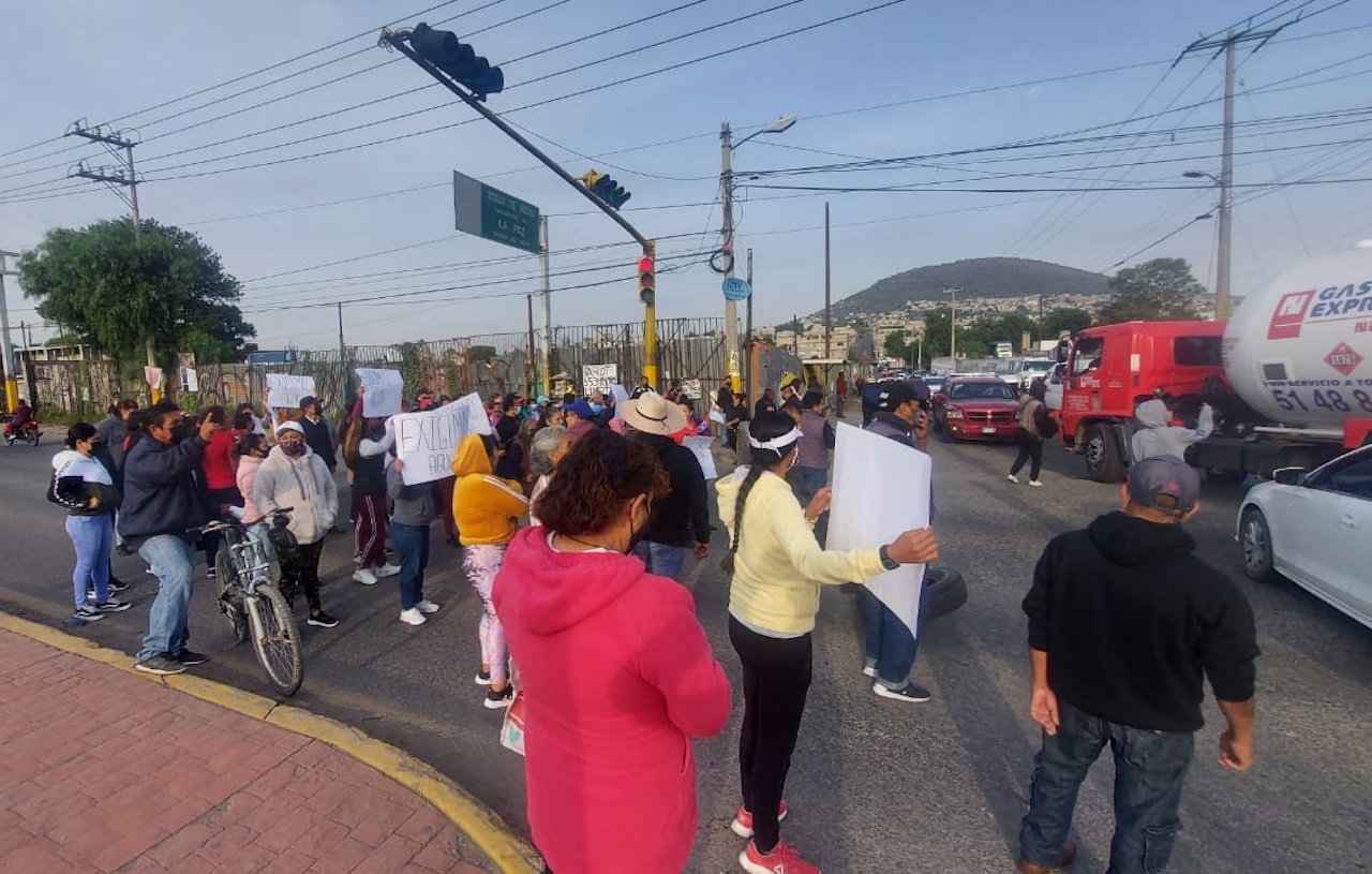 Vecinos exigen agua con bloqueo en la México-Texcoco, Edomex