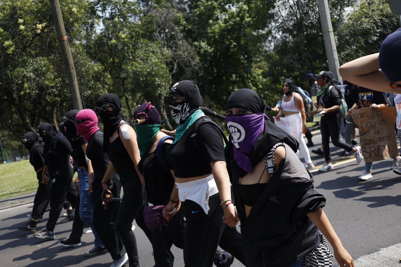 Estudiantes de CCH Sur marchan a Rectoría por alumna que denunció violación