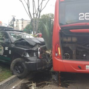 Choque entre Metrobús, patrulla y auto deja 3 heridos en Coyoacán