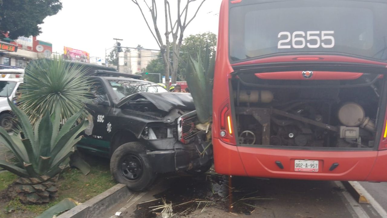 Choque entre Metrobús, patrulla y auto deja 3 heridos en Coyoacán