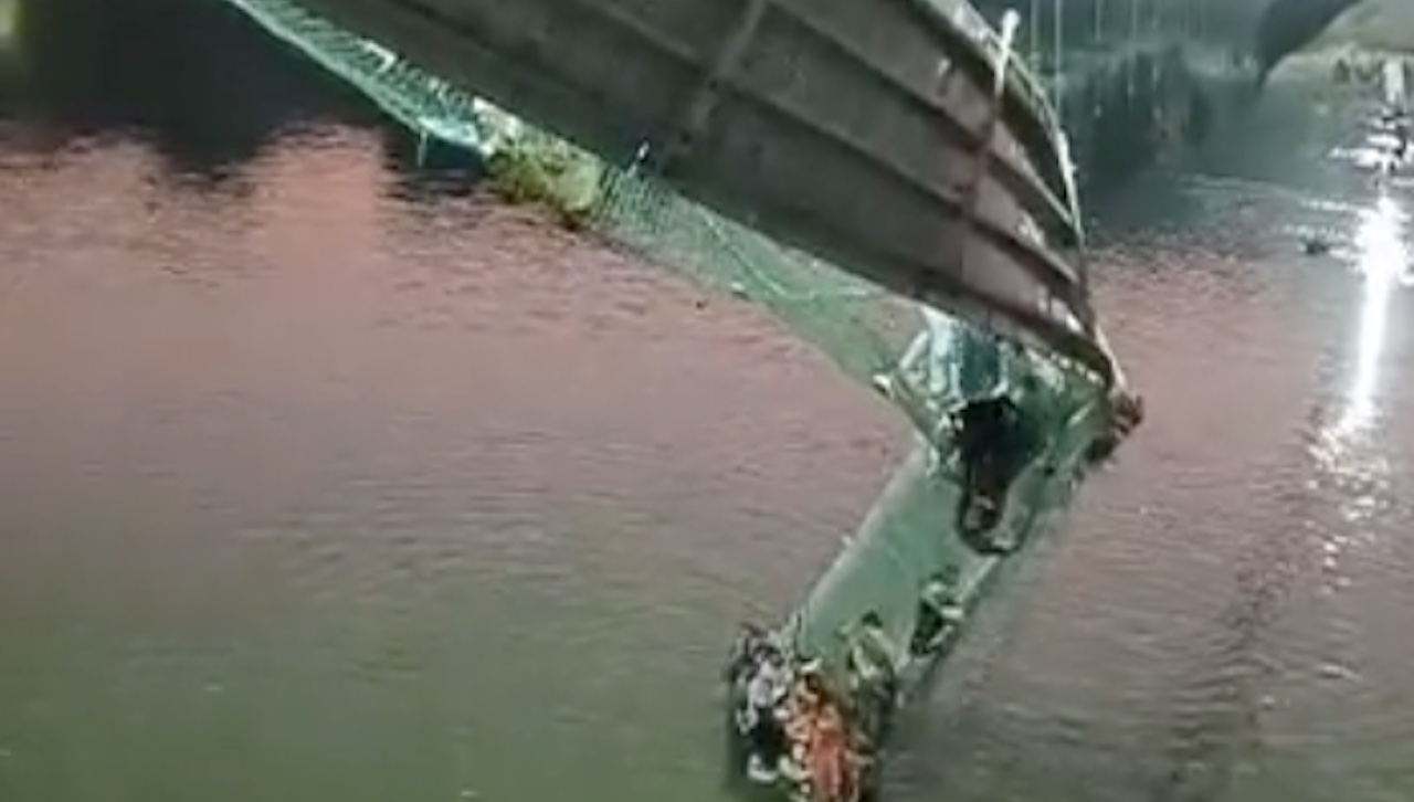 Colapso de puente recién reabierto deja al menos 60 muertos en India