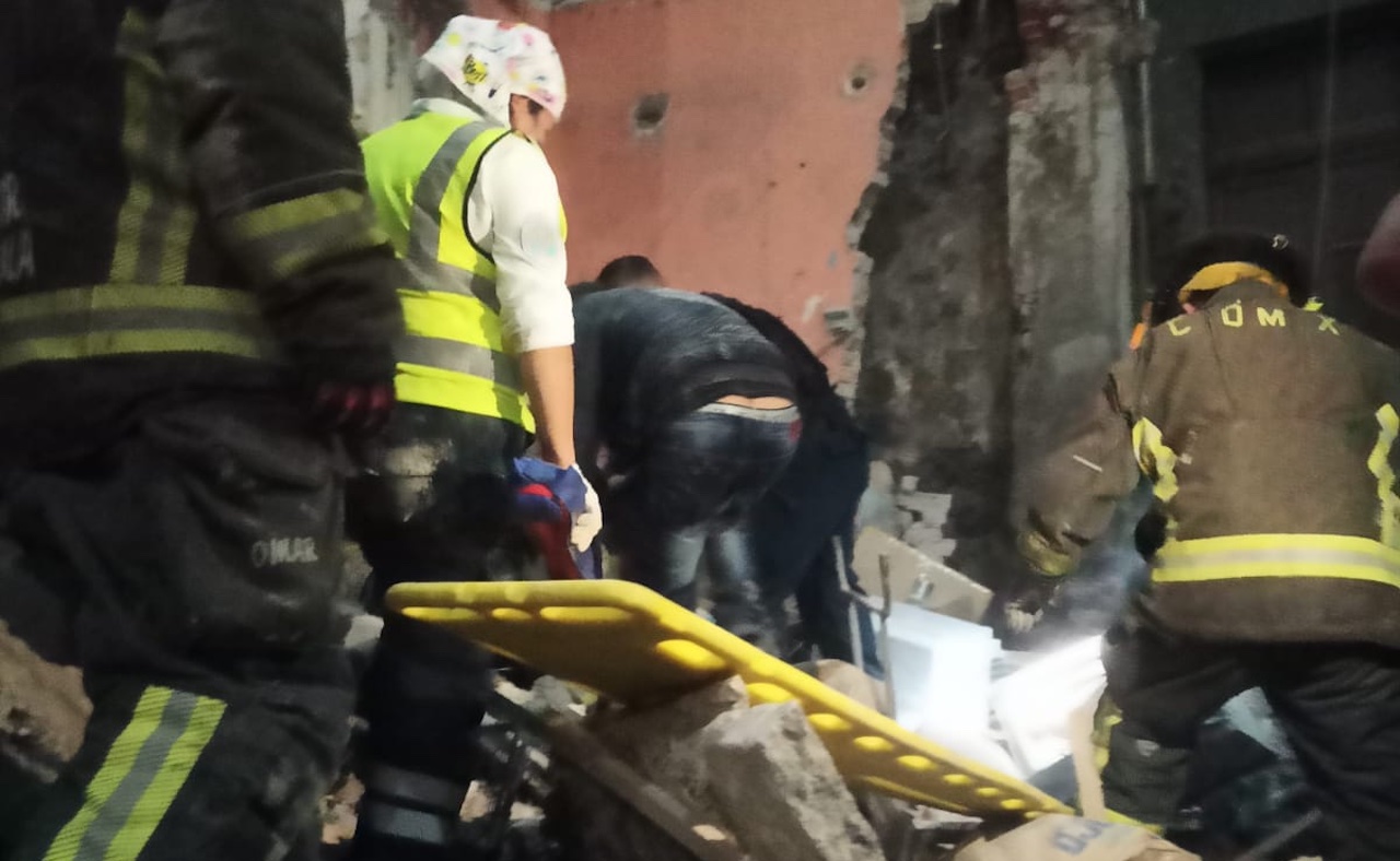 Derrumbe deja una persona herida y 40 evacuadas en el Centro Histórico de CDMX