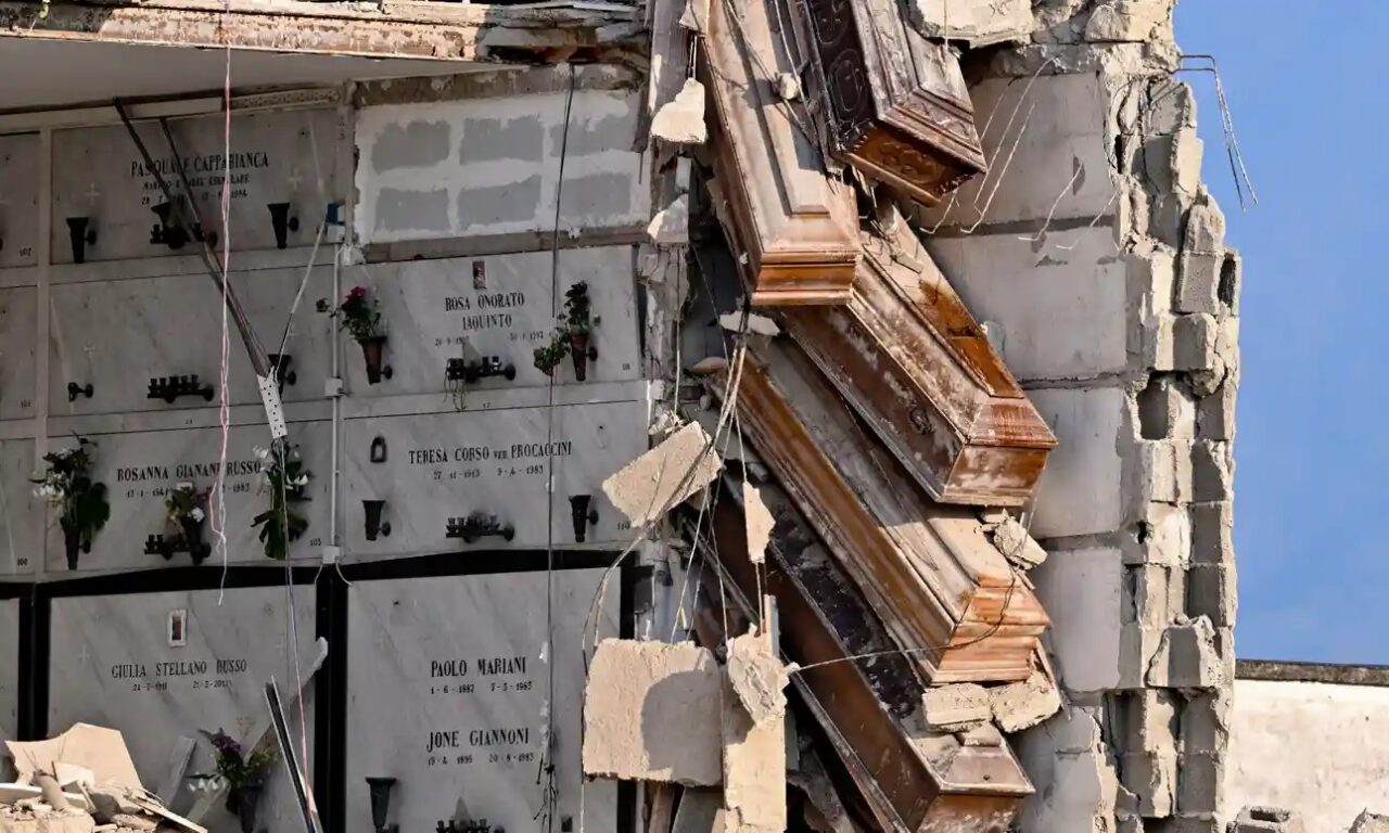 Ataúdes quedan colgando al aire tras el segundo derrumbe del cementerio de Nápoles este año