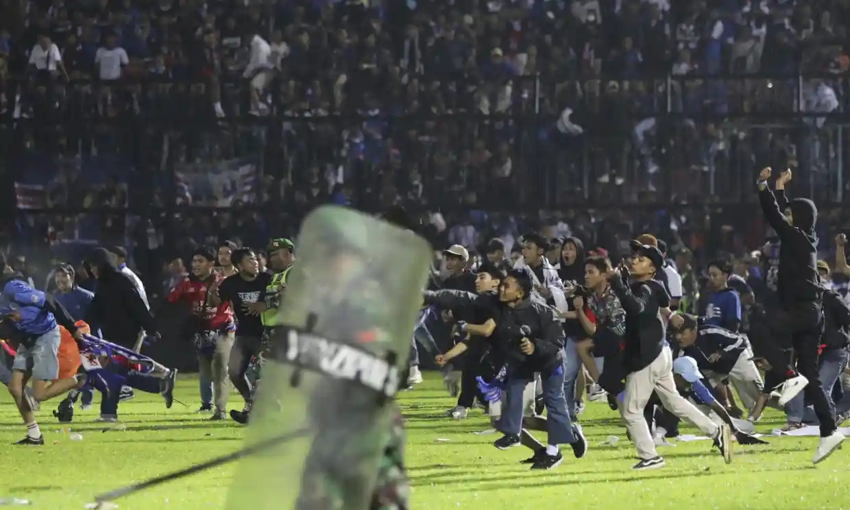 ‘Me sentí aterrorizado’: los aficionados cuentan cómo se desarrolló la catástrofe del estadio en Indonesia