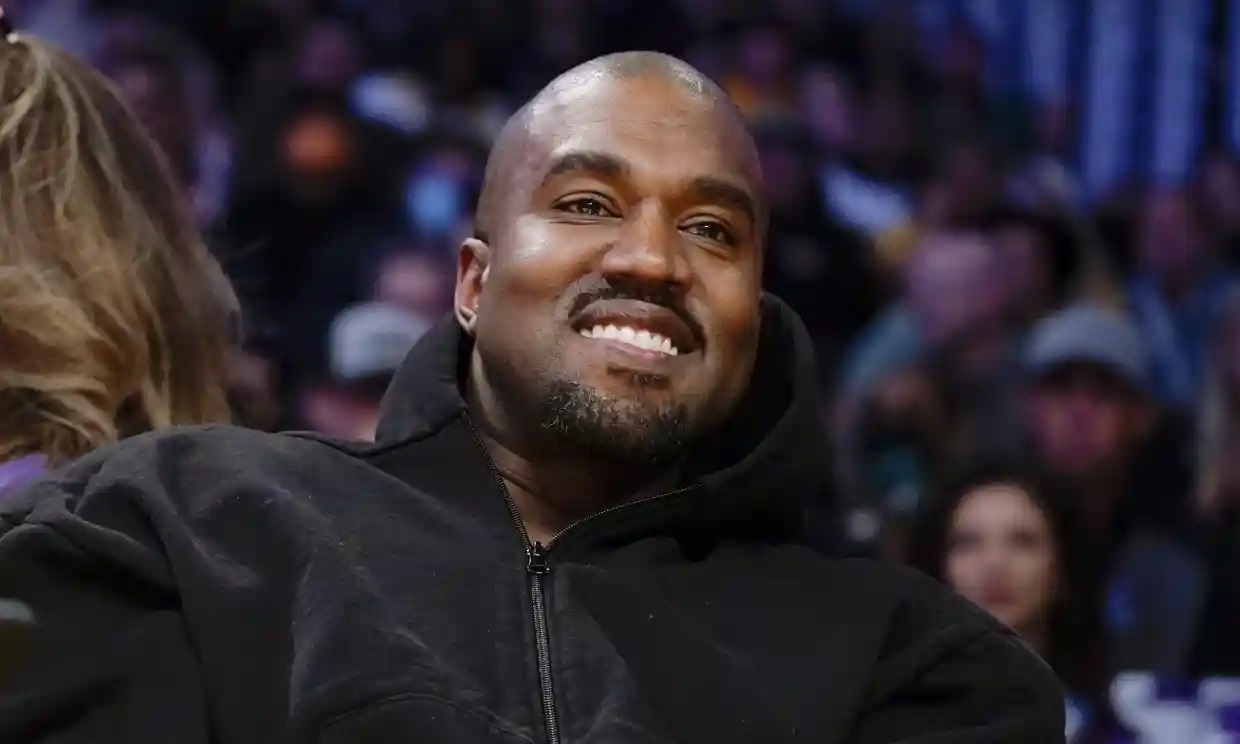 Kanye West es escoltado fuera de la oficina de Skechers después de presentarse sin previo aviso
