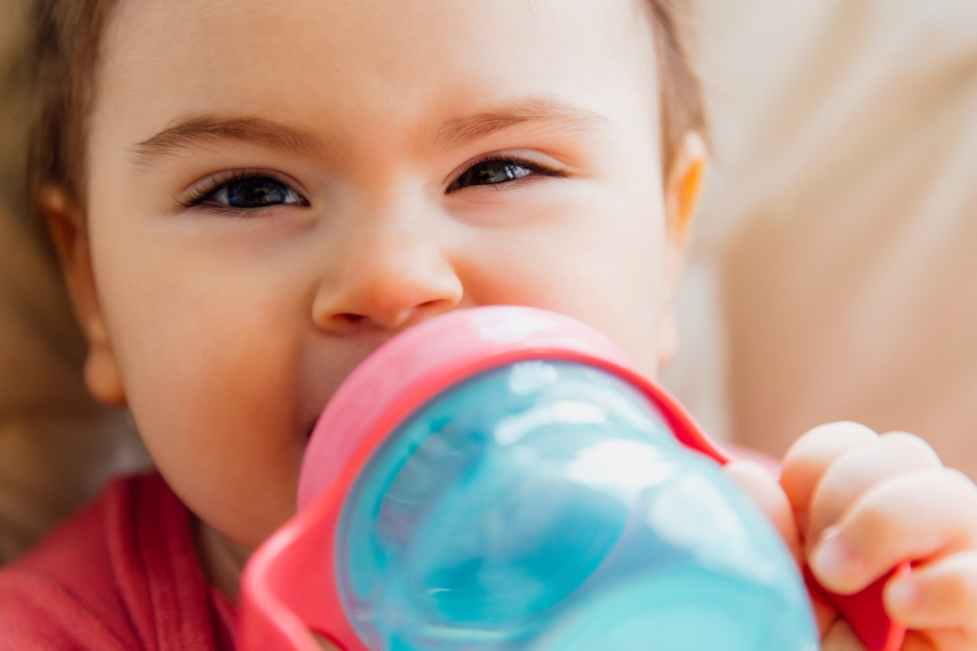 ¿Cuándo pueden tomar agua los bebés?
