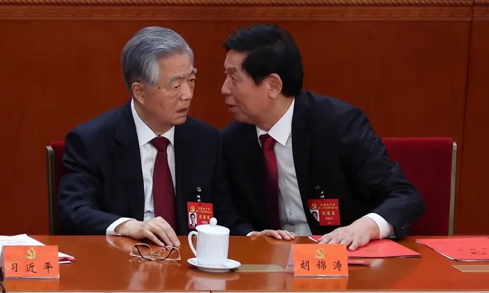 Hu Jintao discutió sobre documentos oficiales antes de ser escoltado fuera del congreso
