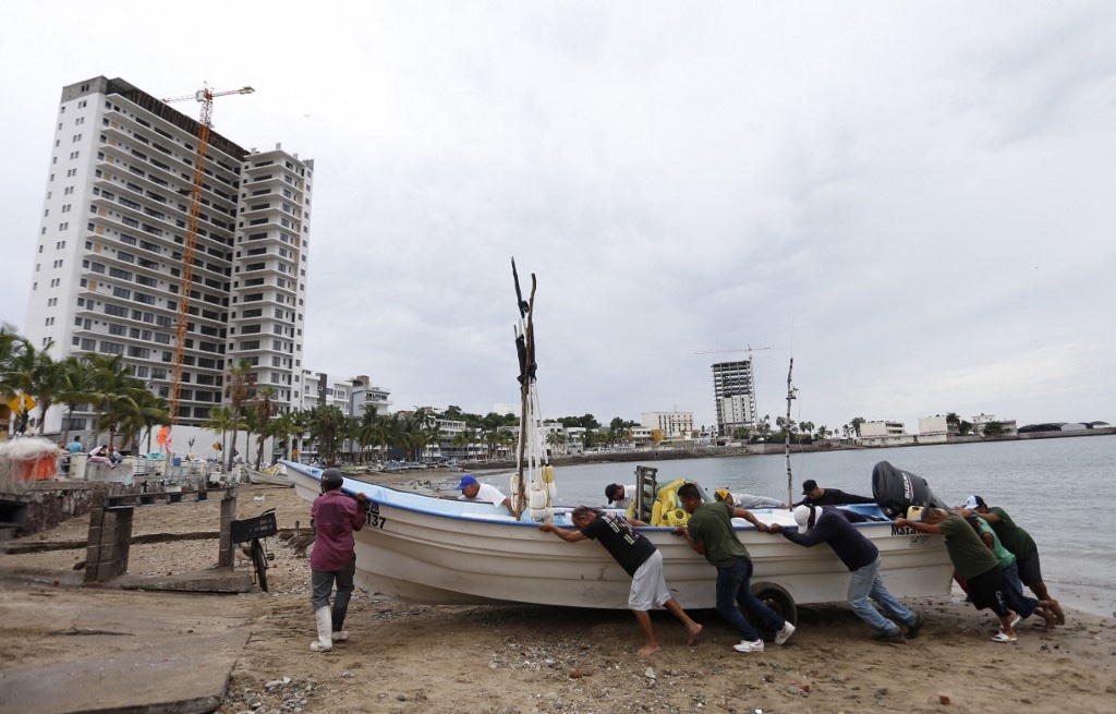 El huracán ‘Orlen’ toca tierra en Sinaloa y alertan por fuertes lluvias en 8 estados