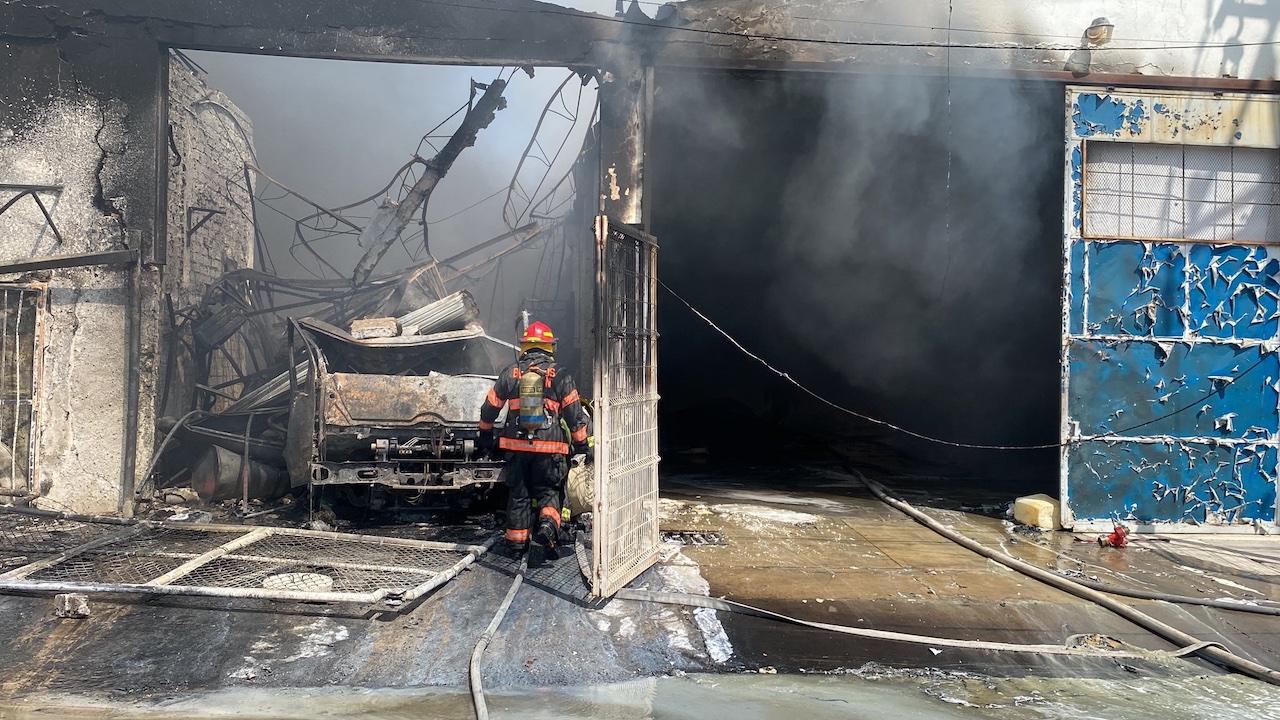 Incendio en fábrica de químicos consume inmuebles y autos en Tlaquepaque, Jalisco
