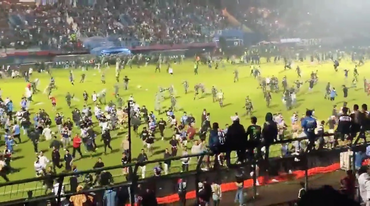 Enfrentamiento en partido de futbol deja al menos 127 muertos en Indonesia
