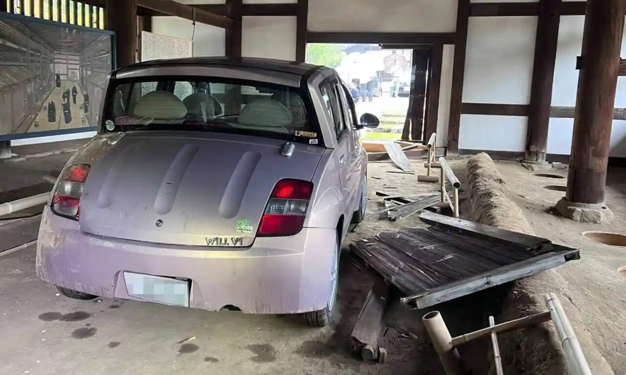 El inodoro más antiguo de Japón, dañado por un conductor que dio reversa