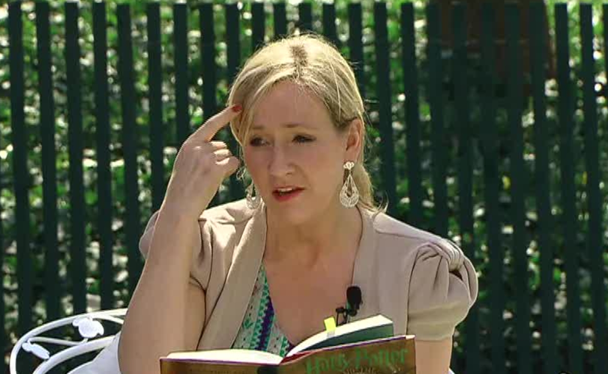 J.K. Rowling causa polémica por tuit sobre baños neutros en la UNAM