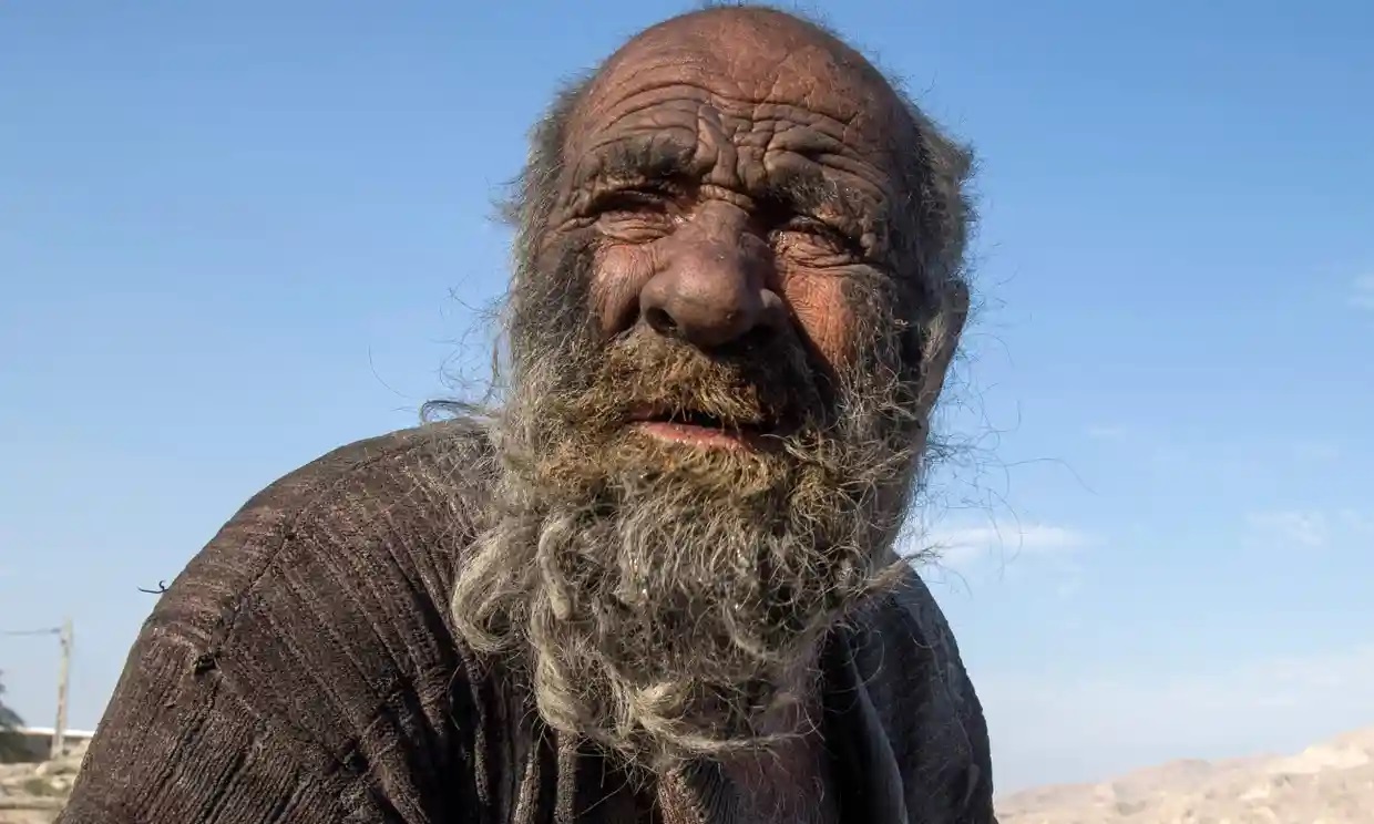 El ‘hombre más sucio del mundo’ murió en Irán a los 94 años, pocos meses después de su primer baño