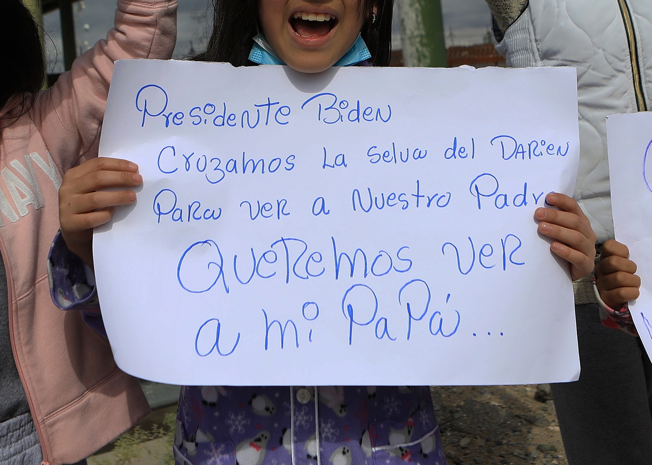 ‘Quiero ver a mi papá y no me dejan entrar’: niños venezolanos protestan en la frontera con EU