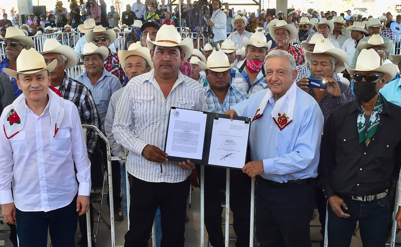 AMLO firma decreto para restitución de tierras a pueblos yaquis