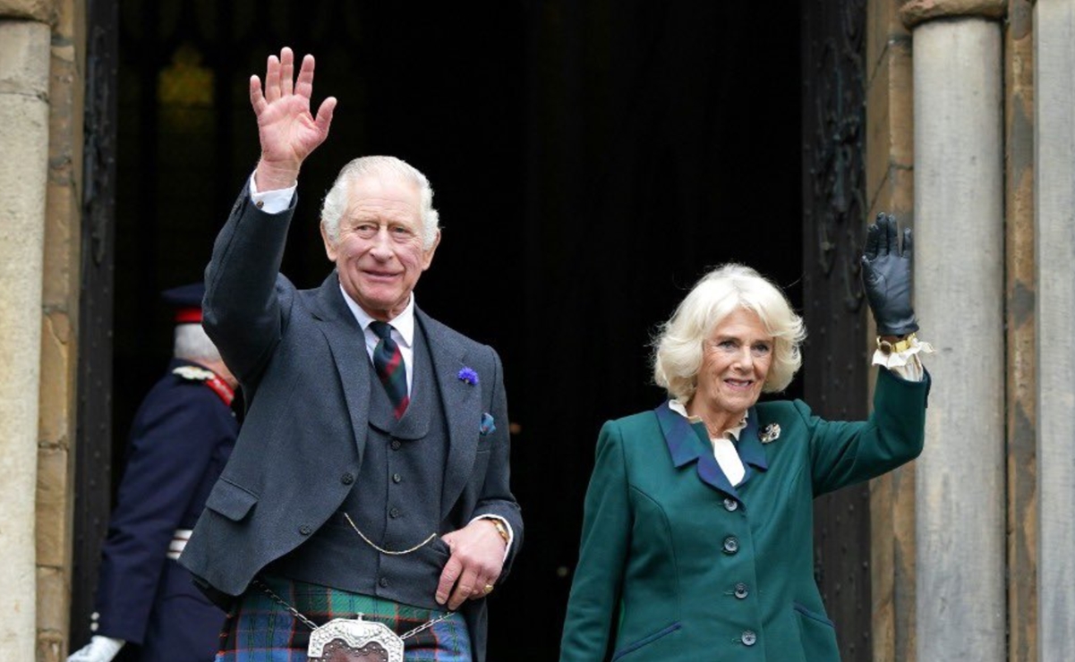 ¿Por qué el rey Carlos III no está en el Palacio de Buckingham?