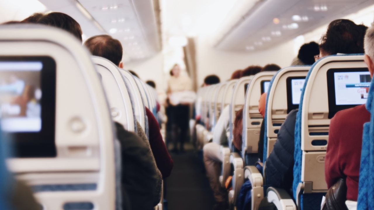 Autoridades eliminan el uso obligatorio de cubrebocas en vuelos: será opcional