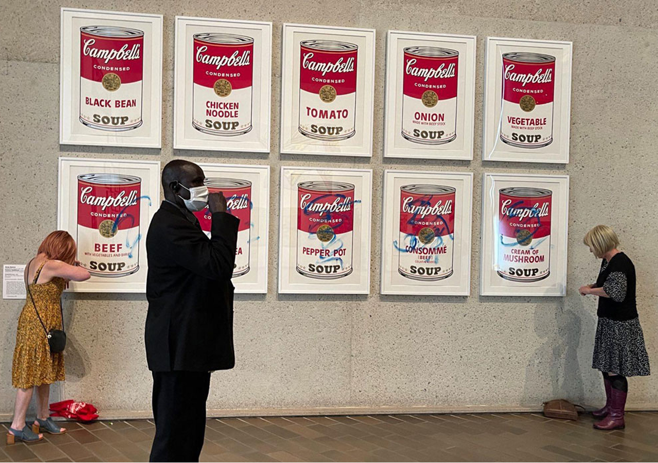 Dos activistas se pegan a obra de Andy Warhol en Australia