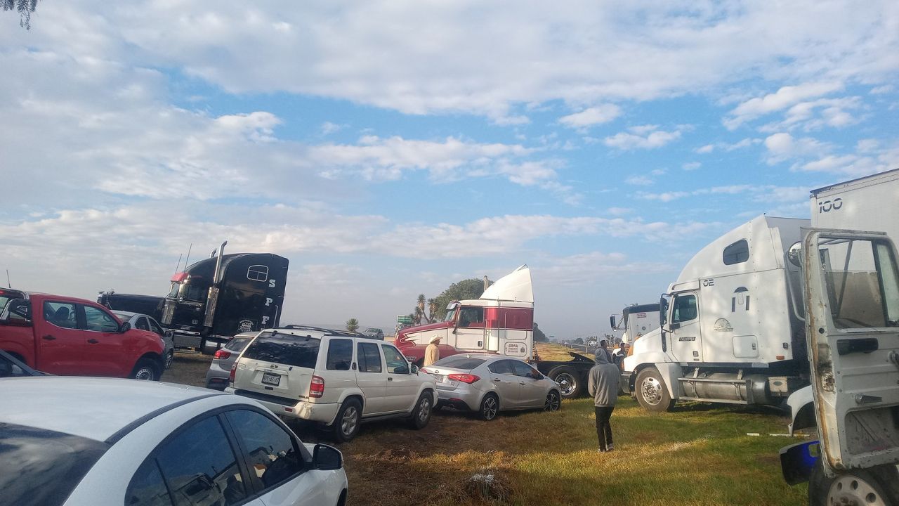 Transportistas que exigen seguridad bloquean la carretera México-Pachuca