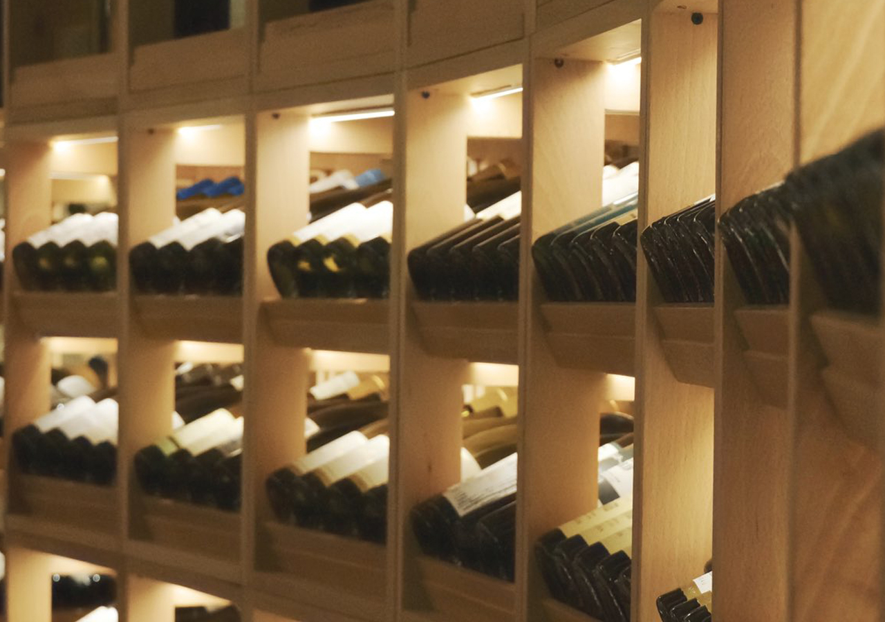 Roban 132 botellas de vino de un restaurante español