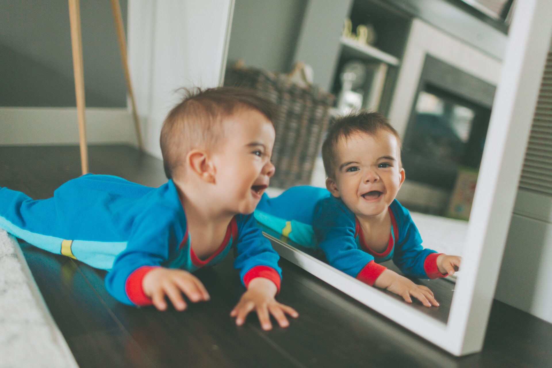 Jugar con su reflejo en el espejo beneficia a los bebés
