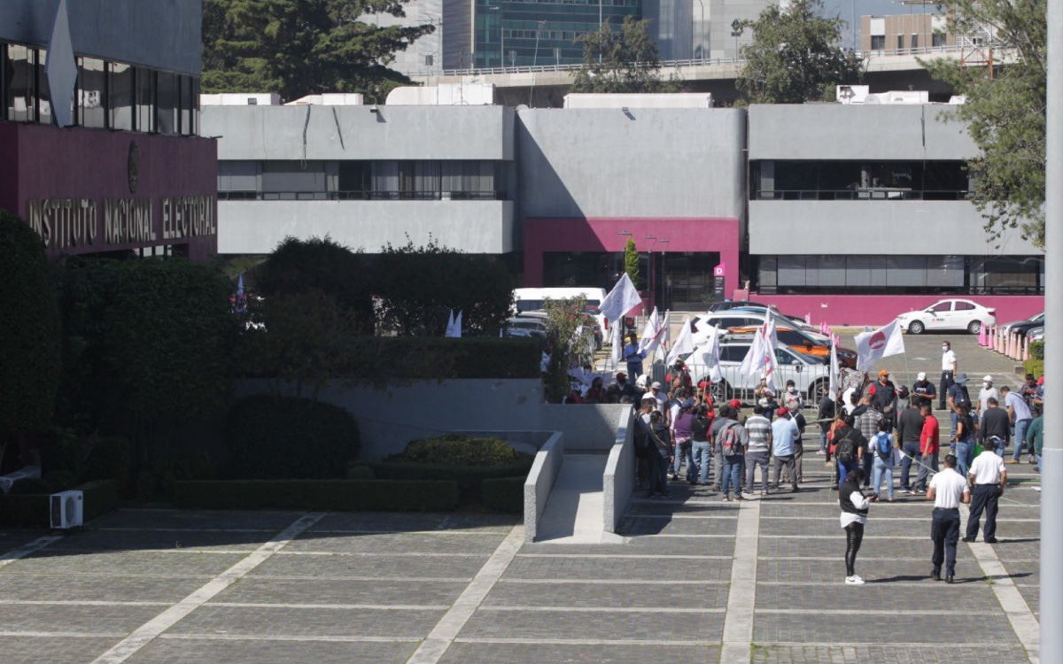 Grupo de manifestantes irrumpe en el INE para defender reforma electoral de AMLO