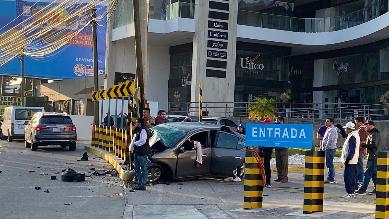 Choque en Calzada Zavaleta, Puebla, deja dos muertos y un herido