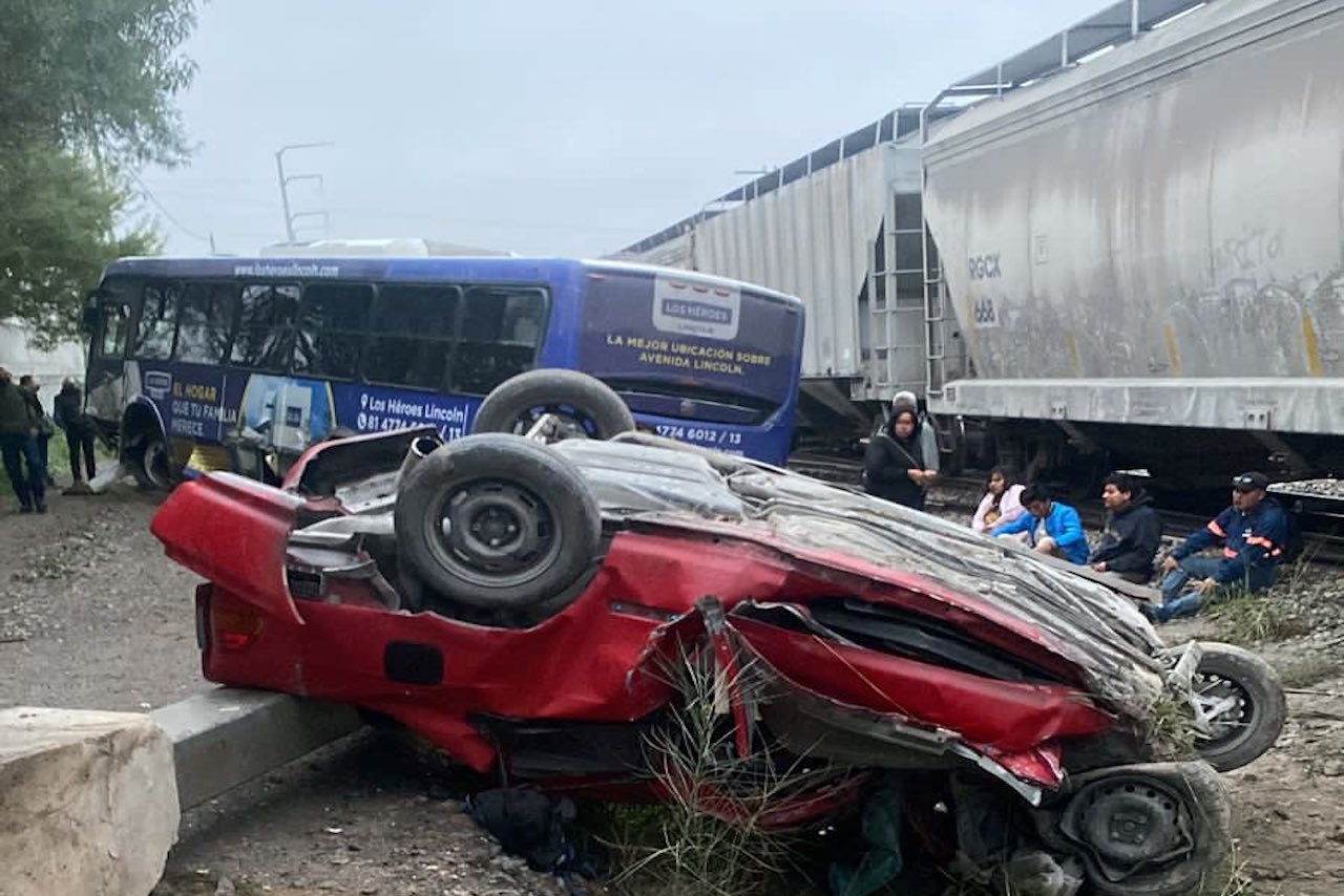 Accidente entre tren, camión y auto deja un muerto y 20 heridos en García, NL