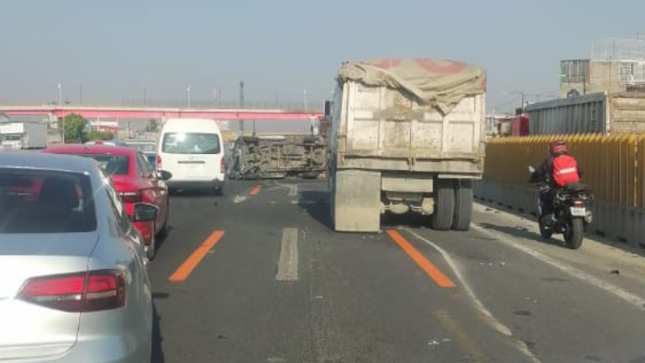 Accidente México-Puebla: Camión vuelca en Puente Rojo, Edomex