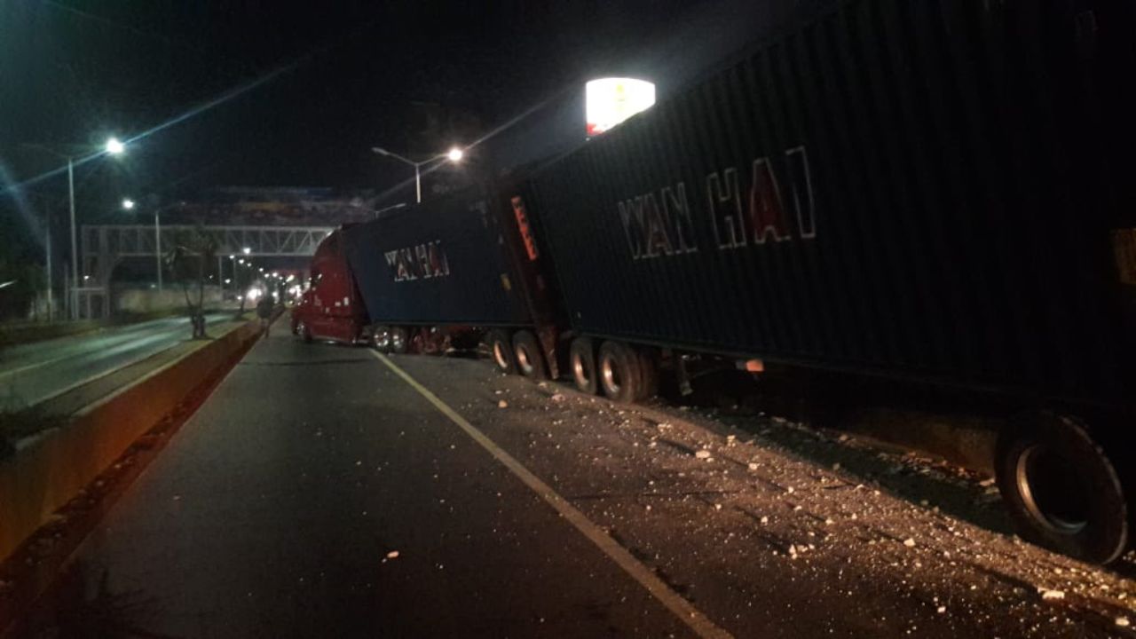 Accidente en la López Mateos Sur: Tráiler choca en Guadalajara